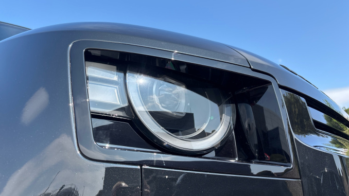 Land Rover Defender 3.0 D250 X-Dynamic SE 110 5dr Auto Diesel Estate - Image 17